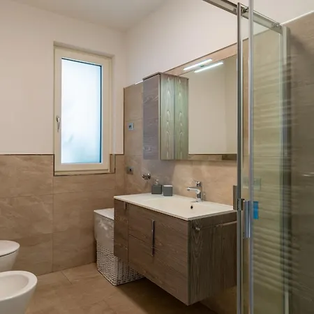 Ciclamino - Gla127 By Interhome * Gera Lario